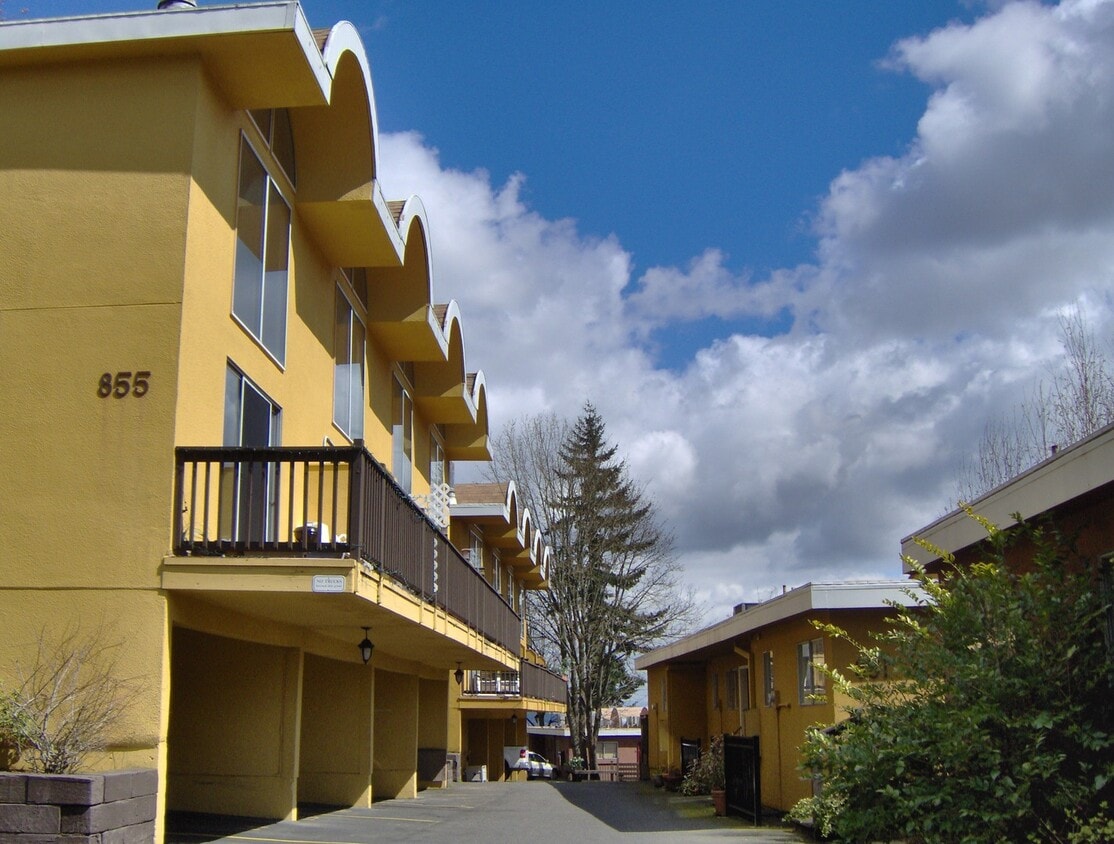 Primary Photo - Southwest Portland Condo with views!