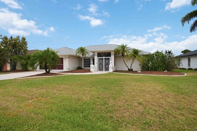 Foto del edificio - "Spacious 3-Bedroom Retreat with 2 Full Baths in Rotonda West Pinehurst!"