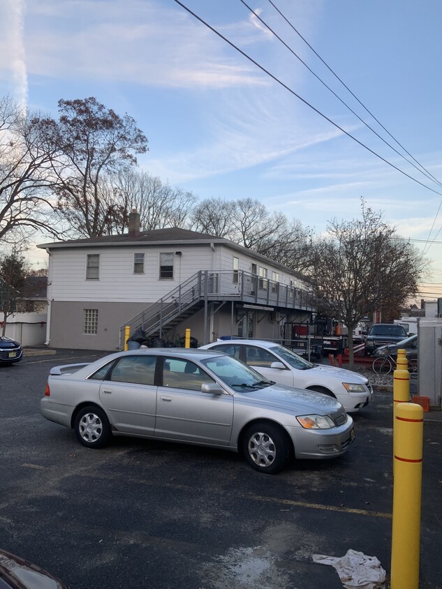 Second story apartment with entrance from front and back - 1225 River Ave