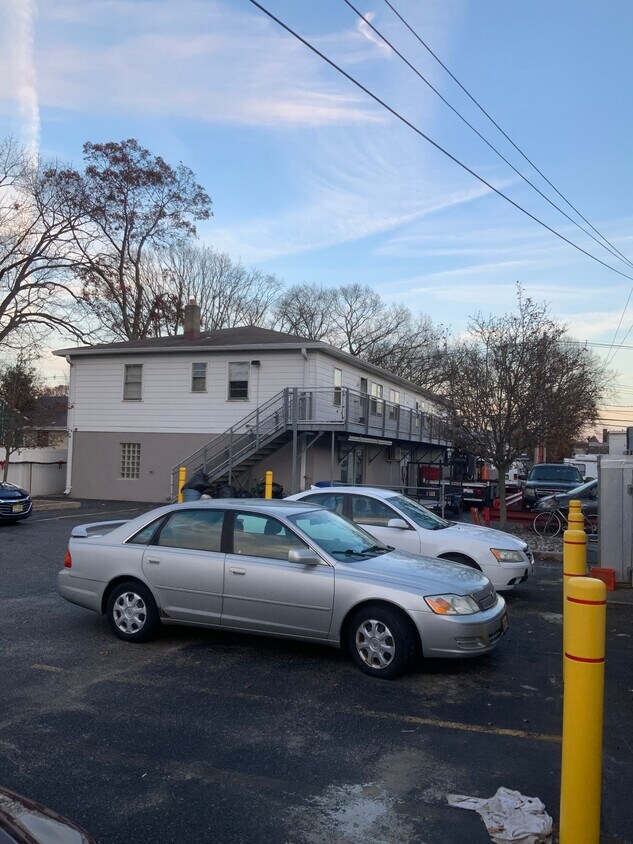 Second story apartment with entrance from front and back - 1225 River Ave