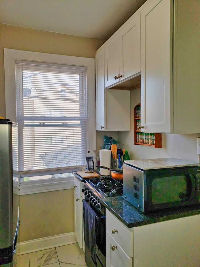 Building Photo - Spacious Two Room Studio in Excellent Berw...