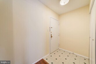 Building Photo - 9705 Kings Crown Ct