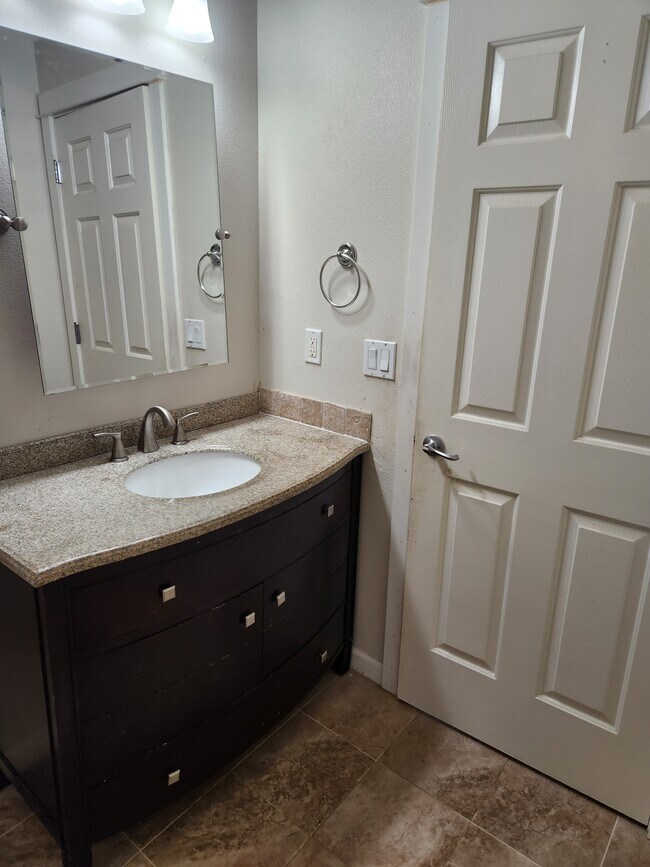 Baño del pasillo - 1586 NE Grandhaven Dr