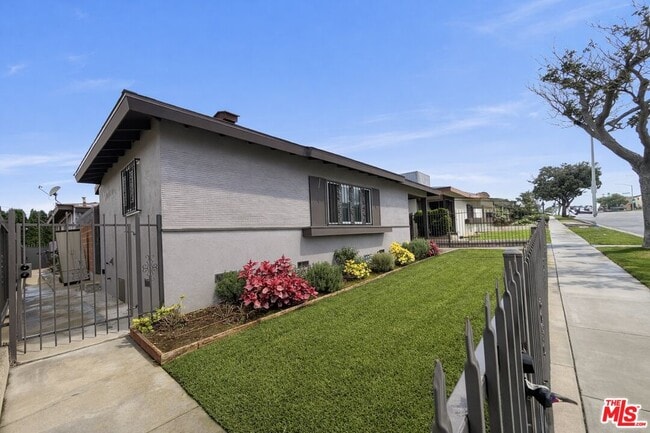 Foto del edificio - 10509 S Van Ness Ave