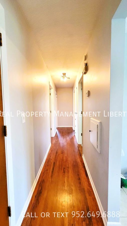 Foto del edificio - Charming Split-Level 3-Bedroom 2-Bath Home...