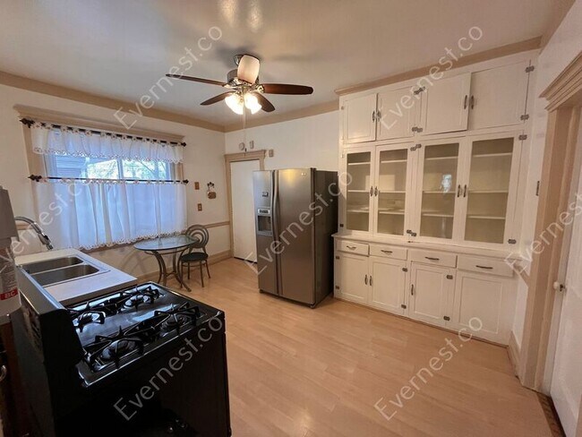 Foto del edificio - 1031 E Grand Blvd