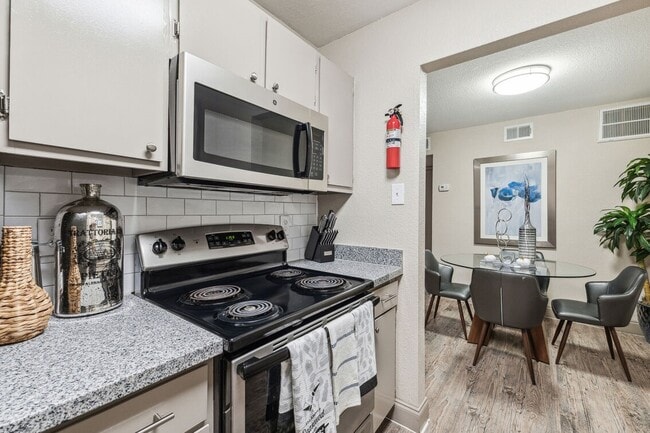 Foto del edificio - 10751 Meadowglen Ln