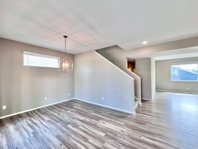 Foto del edificio - Charming Two-Story Home for Rent in the De...