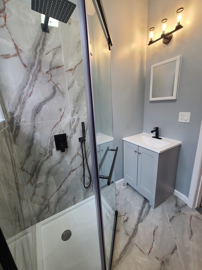 Baño completo - 2319 S Carlisle St