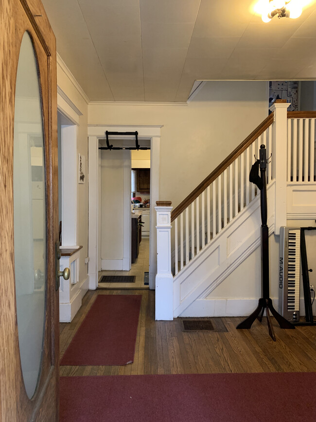 Entryway - 112 Barton St