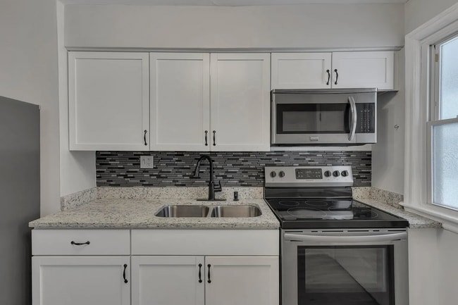 Building Photo - 354 N Roosevelt Ave