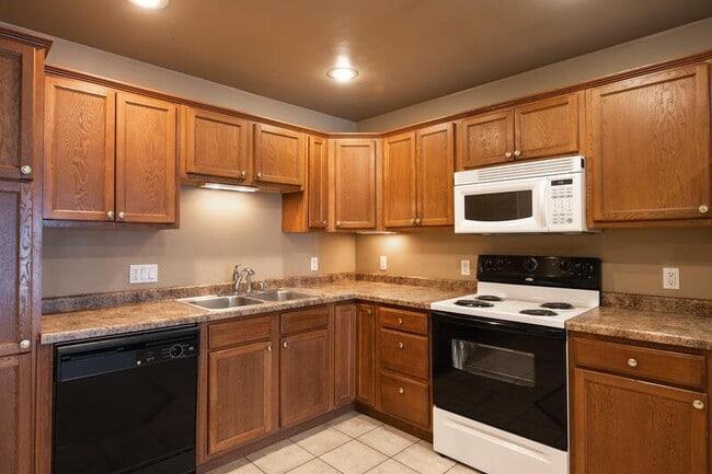 Building Photo - 830 E Elm Dr