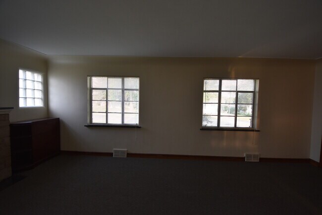 Building Photo - 246 N Lincoln St