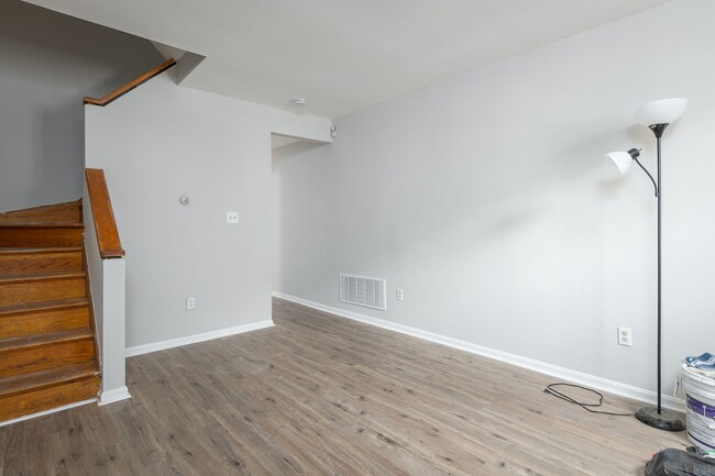 Foto del edificio - TAKE A SECOND LOOK AT THIS END-UNIT TOWNHOME