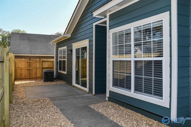 Building Photo - 101 Bridle Trce Ln