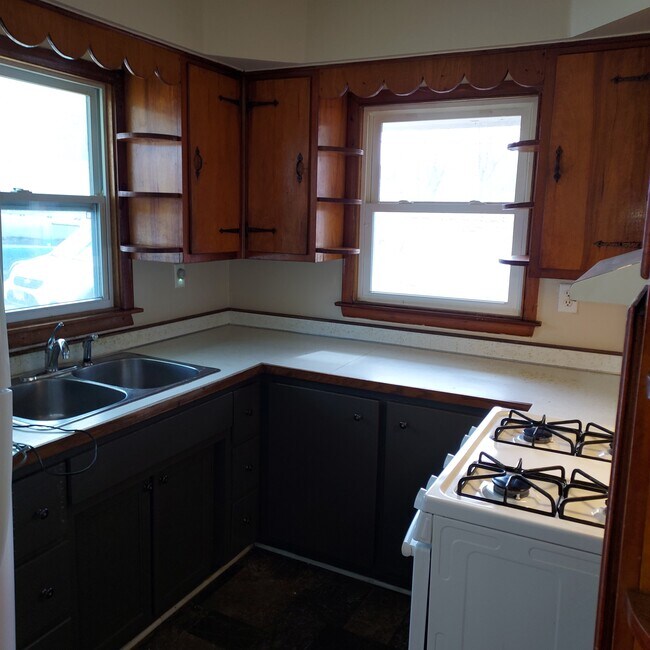 Building Photo - 1303 Bond Ave