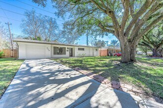 Building Photo - 206 Crestview Dr