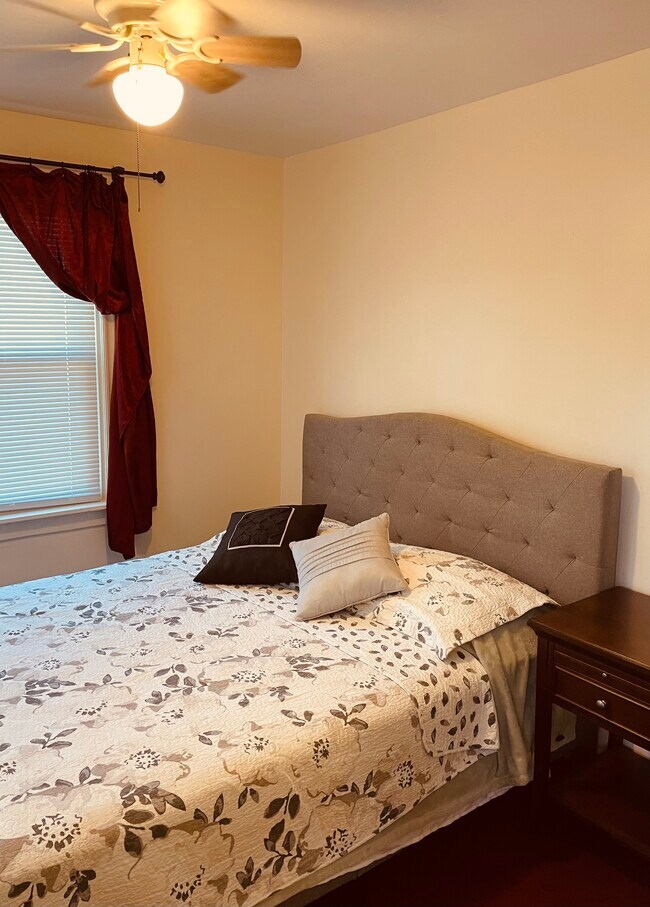 Dormitorio - 124 E Mill St