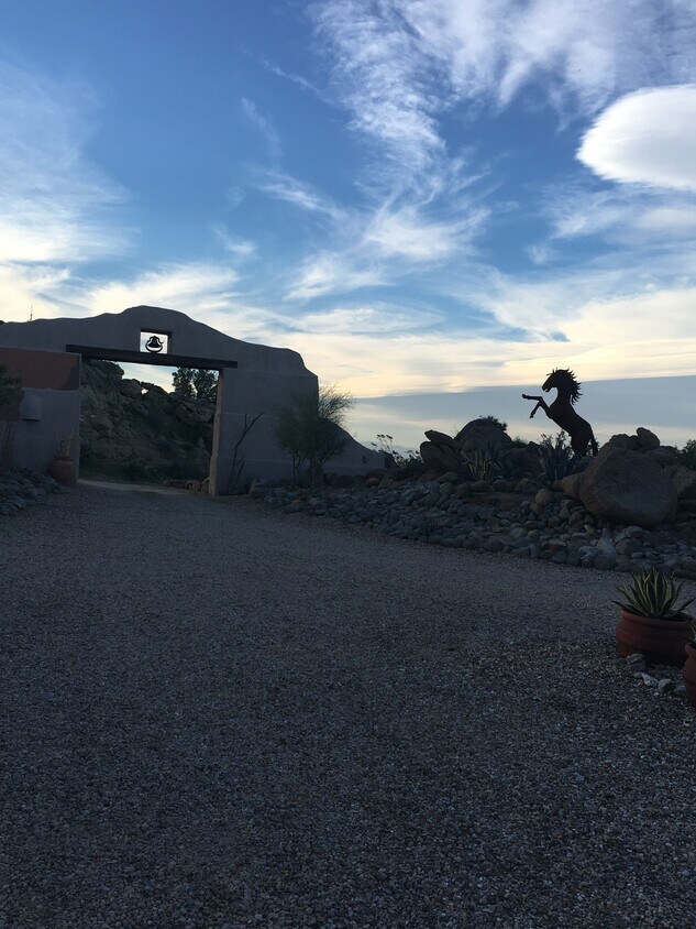 Front driveway - 56250 Las Rocas