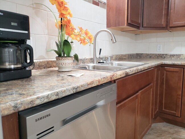 Foto del edificio - 5825 Balsam Rd