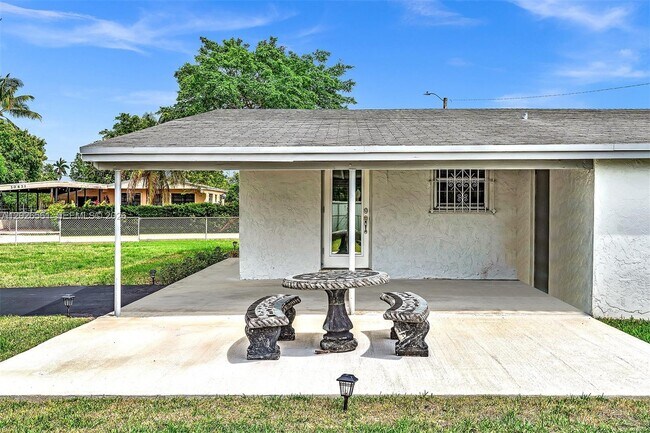 Foto del edificio - 20622 NW 23rd Ct
