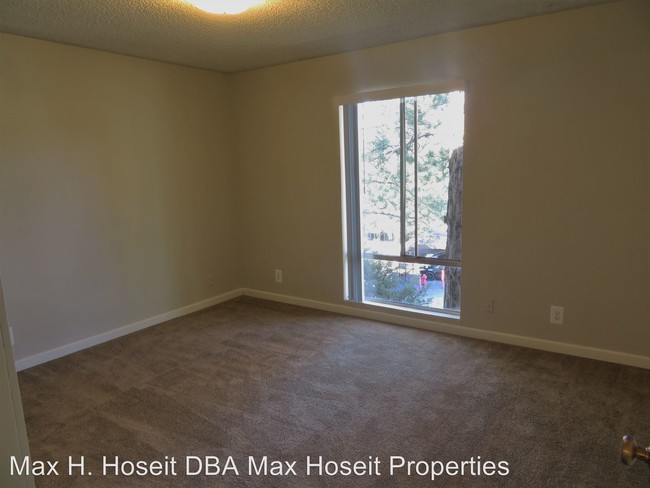 Building Photo - 401 College Dr