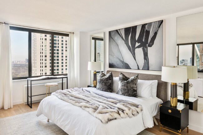 Building Photo - 225 W 56th St