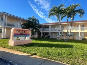 Building Photo - 7740 Boca Ciega Dr