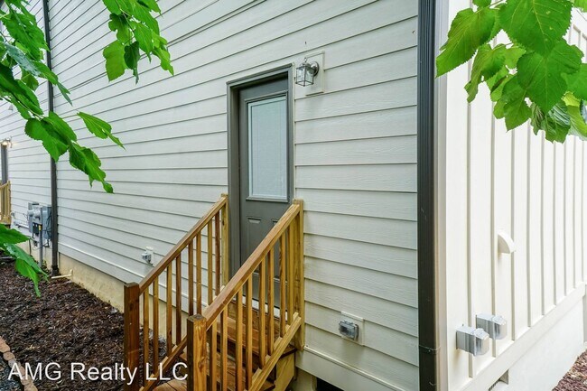 Building Photo - 3 br, 2.5 bath House - 1202 Gilbert St
