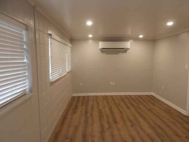 Building Photo - 204 Brookwood Pl