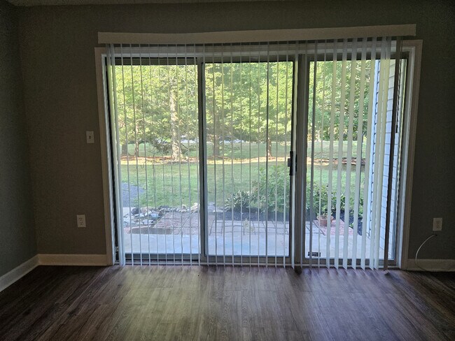 Puerta corredera con vista al patio - 53 Juniper Way