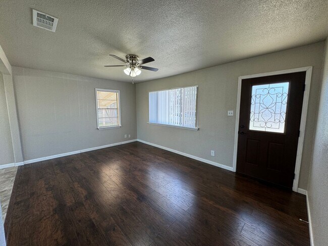Building Photo - 360 Virtual Tour Available
