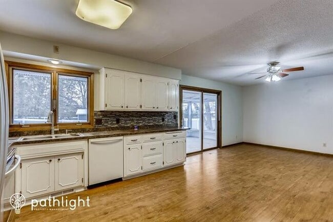 Building Photo - 972 Valley Oaks Rd, Vadnais Heights, MN, 5...
