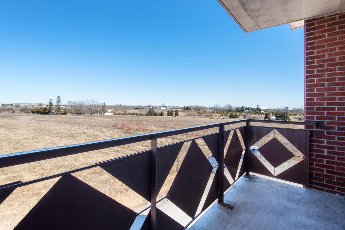 16191625 Dufferin St, Whitby, ON L1N 1B3 Apartments 16191625