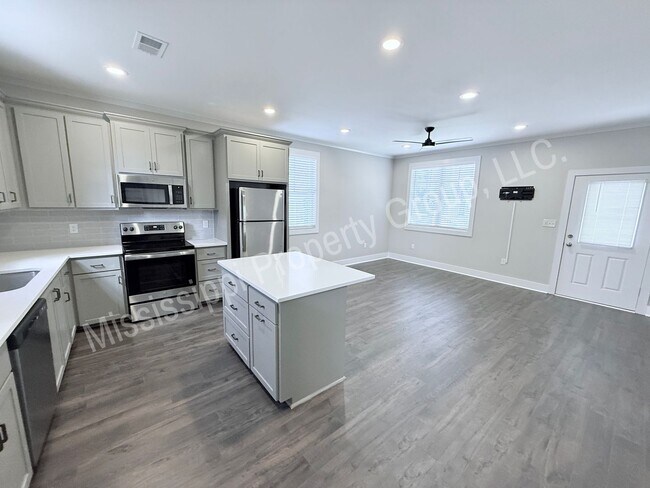 Building Photo - 1405 Pleasant Dr