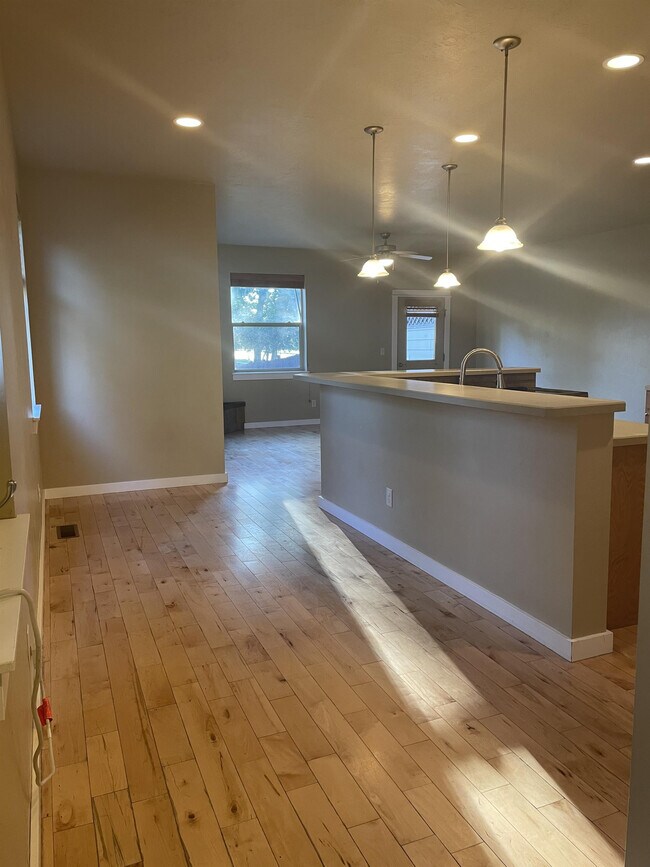 Building Photo - 640 Sanders Ave