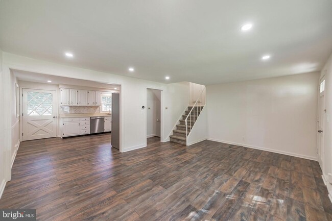 Building Photo - 31 Greentree Ln
