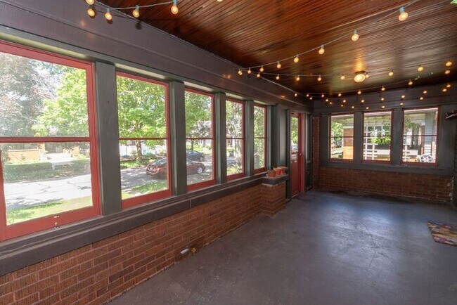 Foto del edificio - Near Northwest Neighborhood in South Bend 4 bedroom Craftsman style 2-story