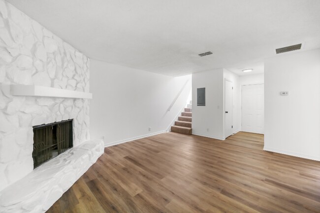 Building Photo - 1304 Magnolia Cir E