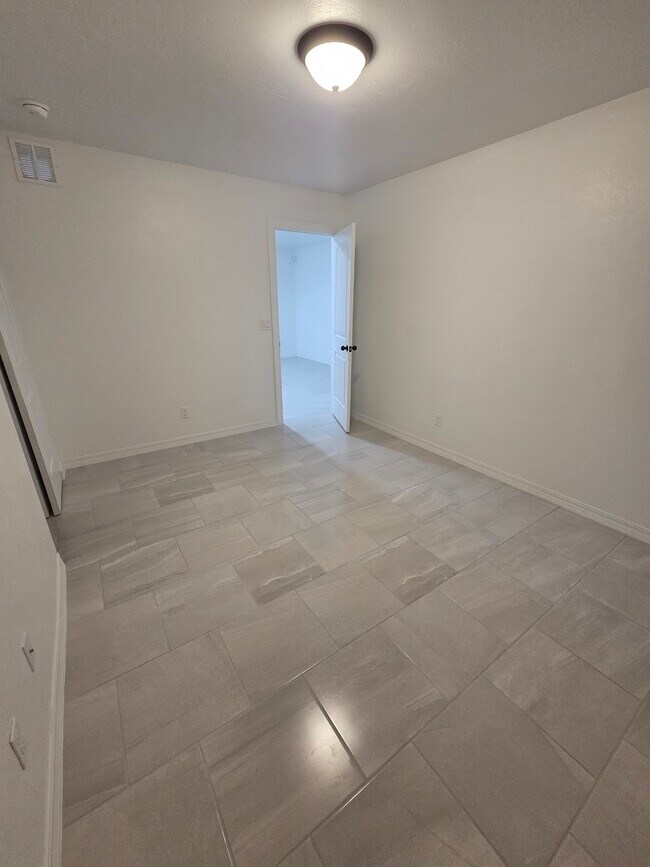 Room #1 - 13101 Lopez Rd