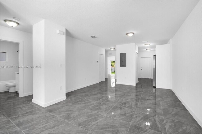 Foto del edificio - 2448 NW 42nd St