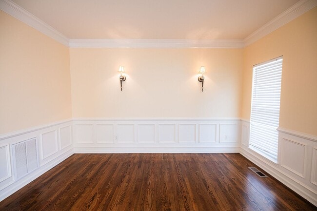 Building Photo - Stunning 6 bedroom 2.5 bathroom corner lot home in High Point with 2 car garage