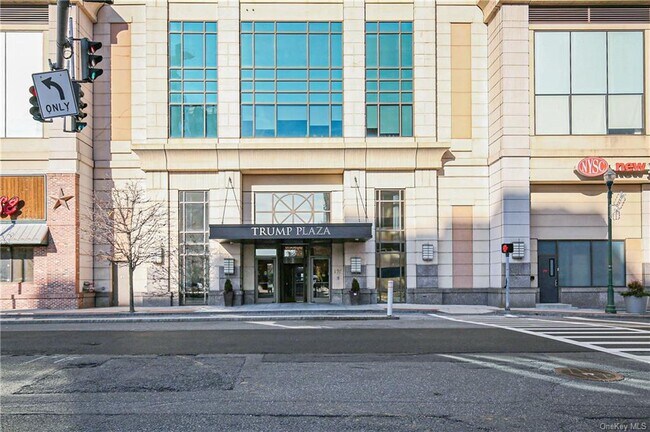 Building Photo - 175 Huguenot St