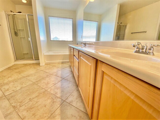 Building Photo - BEAUTIFUL 3 BEDROOM HOME WITH LOFT LOCATED...