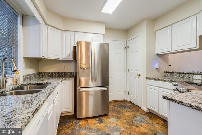 Building Photo - 37487 Burton Ct