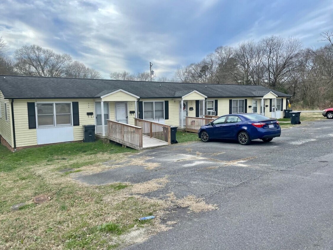 Foto principal - Adorable 1 bedroom 1 bath apartment . Loca...