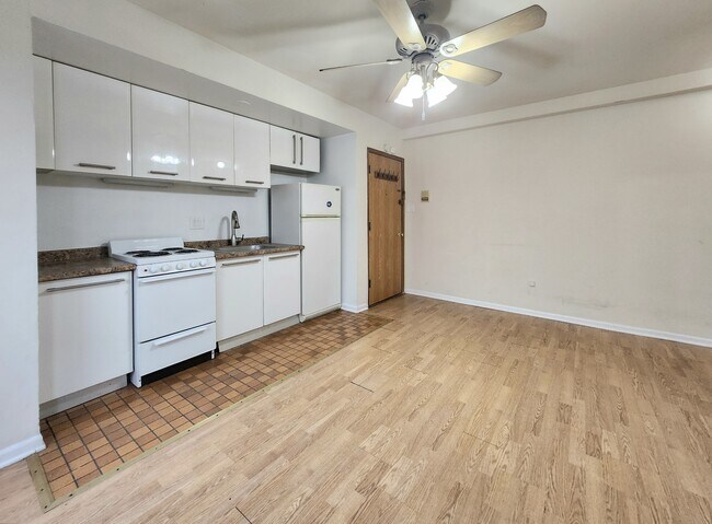 Building Photo - Beautiful 1bed in Gold Coast - TOP FLOOR -...