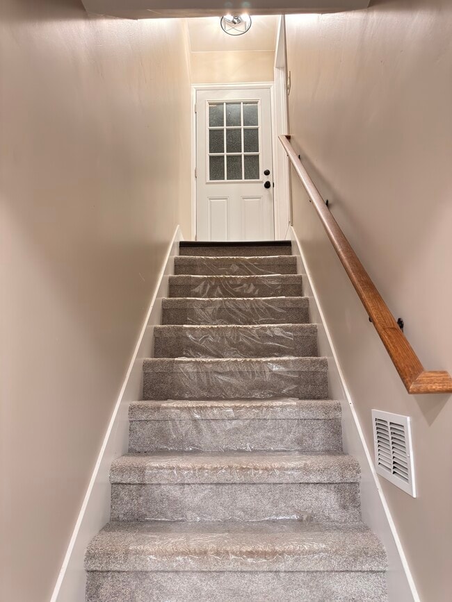 Building Photo - 8361 Circle Dr