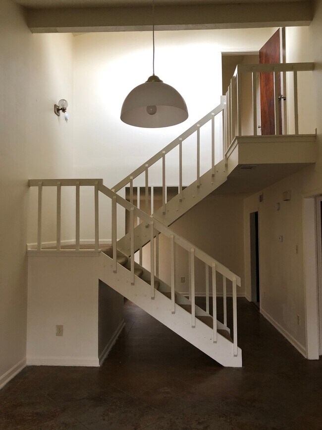 Building Photo - Beautiful 3 Bedroom Town home