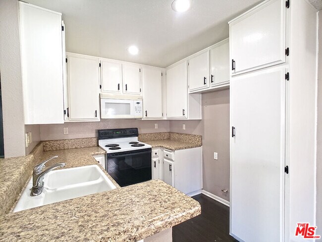 Building Photo - 6951 Knollcrest Ln